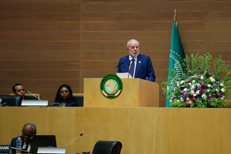 アフリカ連合（ＡＵ）首脳会合で演説するブラジルのルラ大統領＝１７日、エチオピア・アディスアベバ/Minasse Wondu Hailu/EPA-EFE/Shutterstock