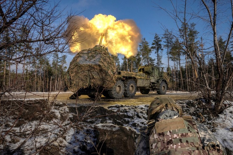 ウクライナ軍がスウェーデン製のアーチャー自走榴弾砲をロシアの陣地に向けて使用する様子＝１２月１６日、ドネツク州/Thomas Peter/Reuters
