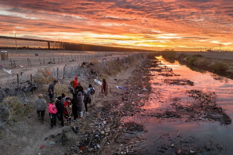 メキシコからリオグランデ川を渡って米テキサス州エルパソに入った移民＝１日/John Moore/Getty Images via CNN Newsource