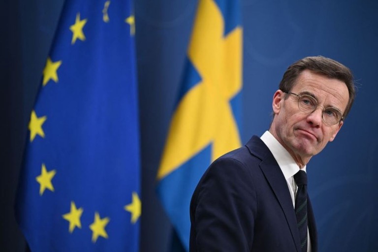 記者会見に臨むスウェーデンのクリステション首相＝２６日、ストックホルム/Jonathan Nackstrand/AFP/Getty Images