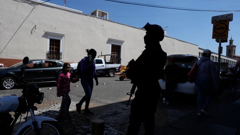 警戒にあたる警察官＝２７日、メキシコ・ミチョアカン州マラバティオ/Fernando Llano/AP