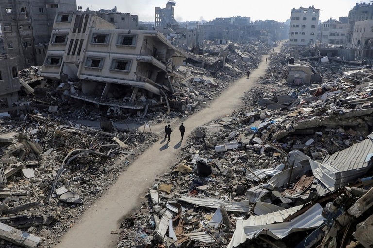 イスラエルが軍事作戦を開始して以来、パレスチナ自治区ガザ地区では約３万人が死亡した/Mahmoud Issa/Reuters via CNN Newsource