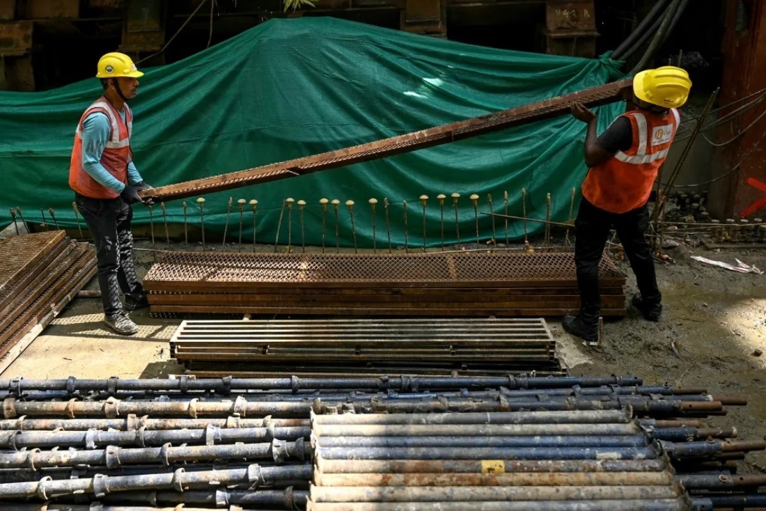 チェンナイの鉄道建設現場で働く作業員/R. Satish Babu/AFP/Getty Images
