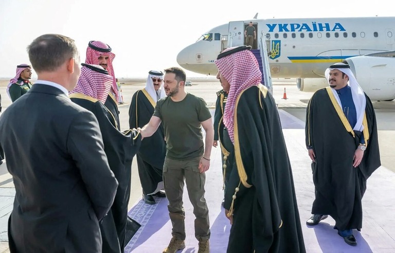 サウジアラビアに到着したウクライナのゼレンスキー大統領＝２７日、サウジアラビア・リヤド/Saudi Press Agency/Reuters