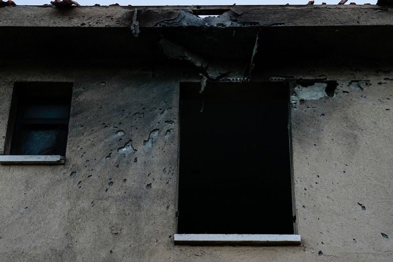ヒズボラの発射したロケット弾で損傷したイスラエル北部の家屋/Ariel Schali/AP