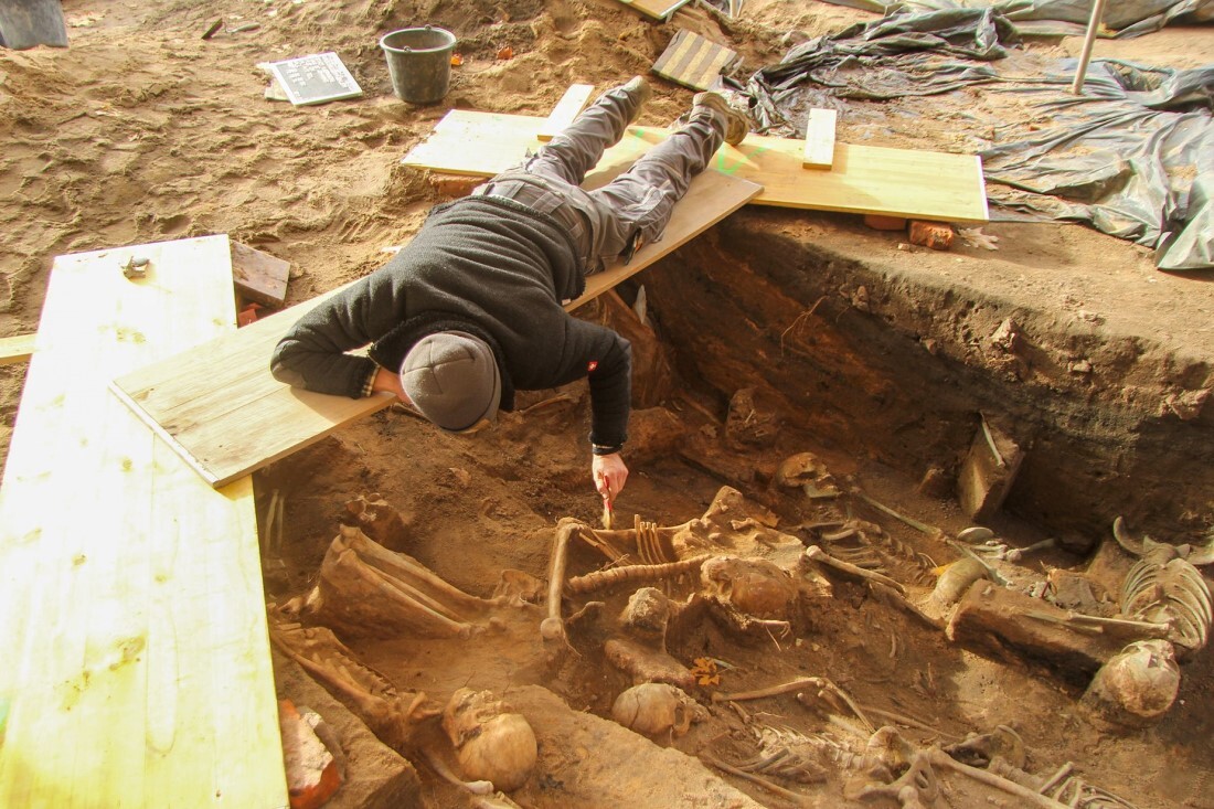 人骨が密集しているため考古学者らは即席に作った橋を使って作業を進めた/In Terra Veritas via CNN Newsource