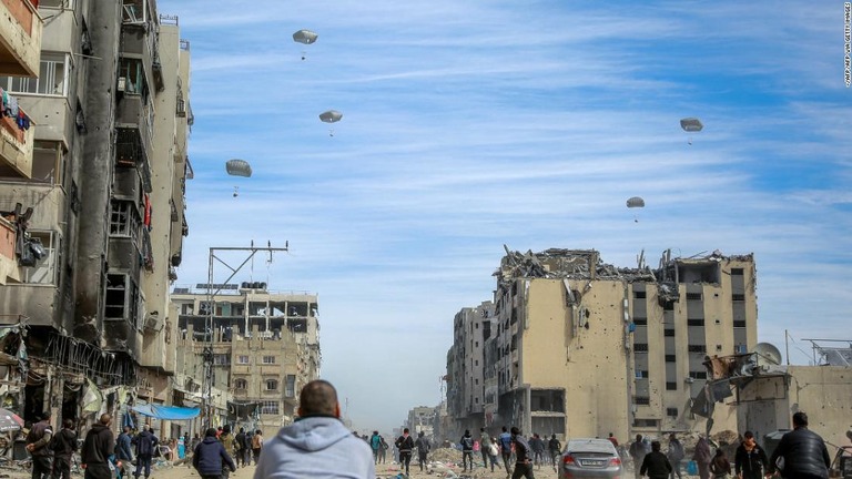 パレスチナ自治区ガザ地区ガザ市に投下された支援物資を求めて集まるパレスチナの人々＝１日/-/AFP/AFP via Getty Images