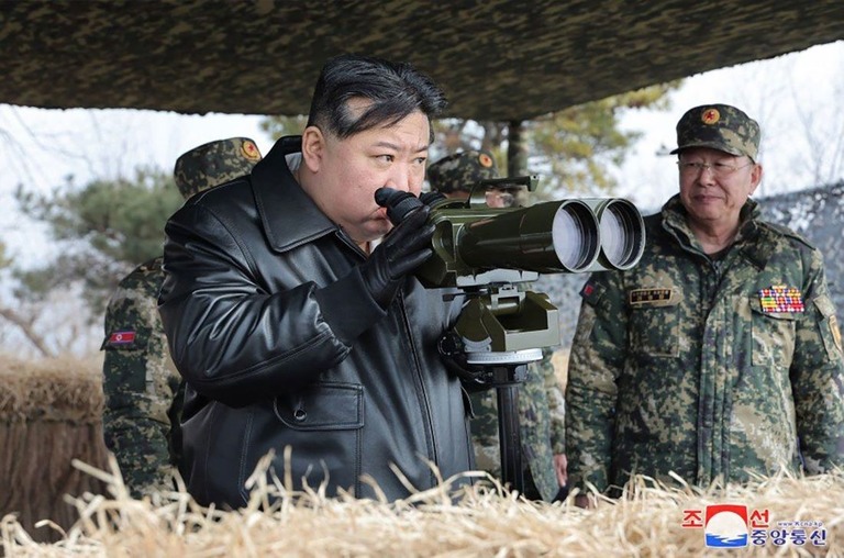 長距離砲の砲撃訓練を視察する北朝鮮の金正恩（キムジョンウン）総書記/KCNA via CNN Newsource