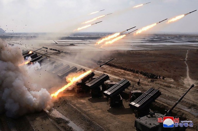 演習中に発射される北朝鮮軍の多連装ロケット砲/KCNA via CNN Newsourc