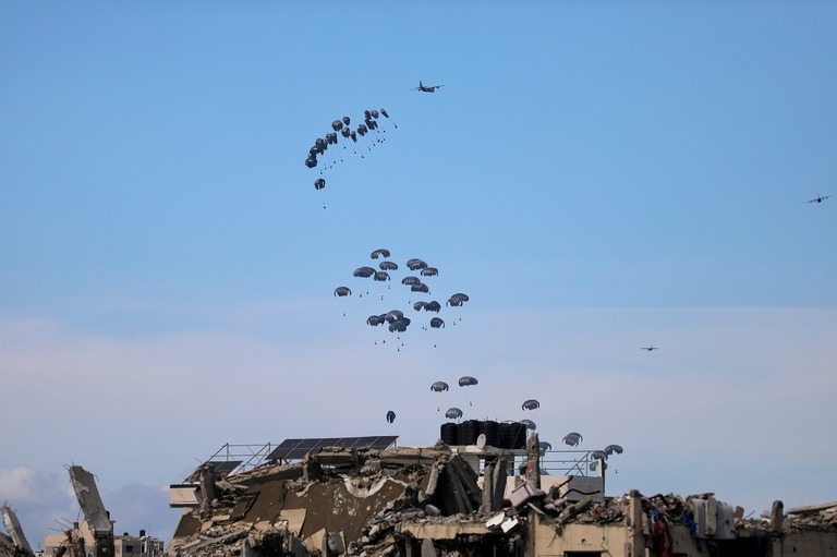 米軍がパレスチナ自治区ガザ地区上空で支援物資を投下した＝９日/Mohammed Hajjar/AP