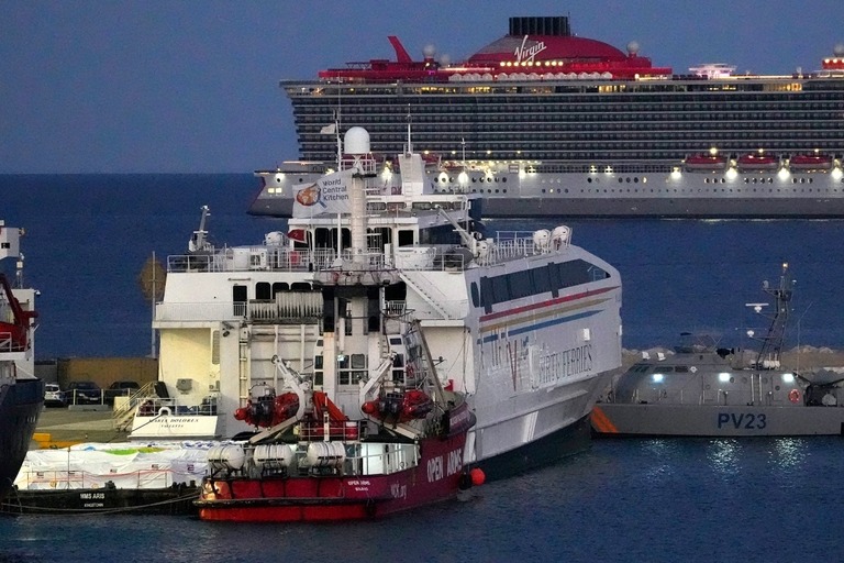 地中海のキプロスの港で出発を待つガザ地区への人道支援物資を載せた船/Petros Karadjias/AP