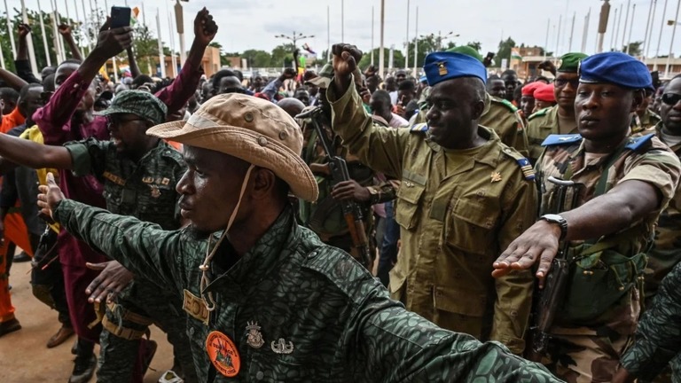 支持者らに歓迎される、クーデターを起こしたアブドラマン大佐（右から２人目）＝２０２３年８月、ニジェール首都ニアメー/AFP/Getty Images