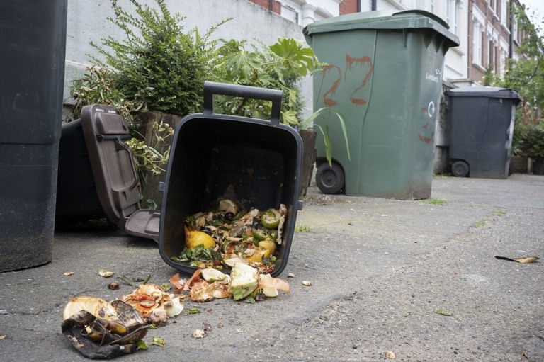 通りに散らばった食品廃棄物＝英ロンドン/Richard Baker/In Pictures/Getty Images
