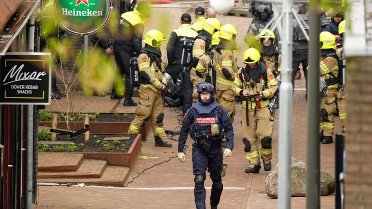 現場に派遣された警官ら＝３０日、オランダ・エーデ/Persbureau Heitink/AFP/Getty Images