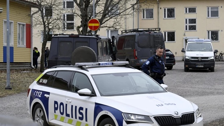 銃撃事件発生を受け、警察が現場に到着した/Markku Ulander/Lehtikuva/Reuters