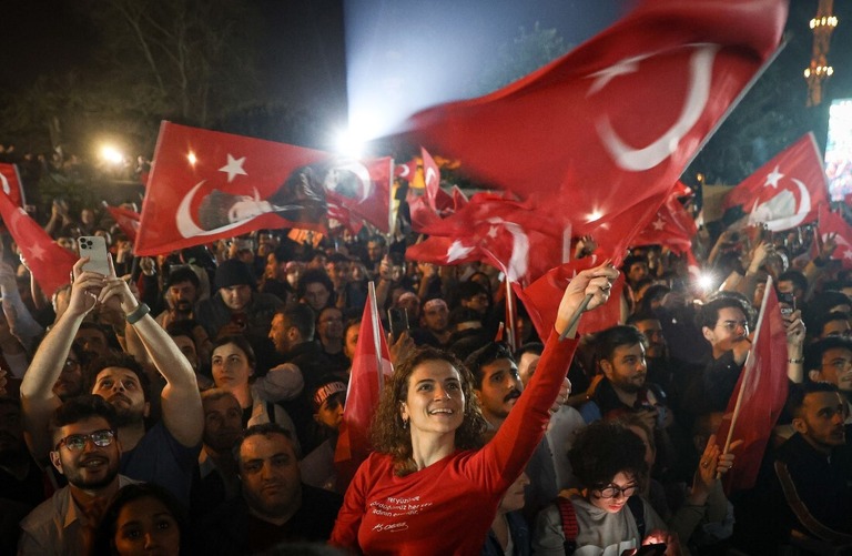 イスタンブールの市長選で再選を勝ち取ったイマモール氏の演説を聞き祝う支持者ら/Ozan Guzelce/dia images/Getty Images