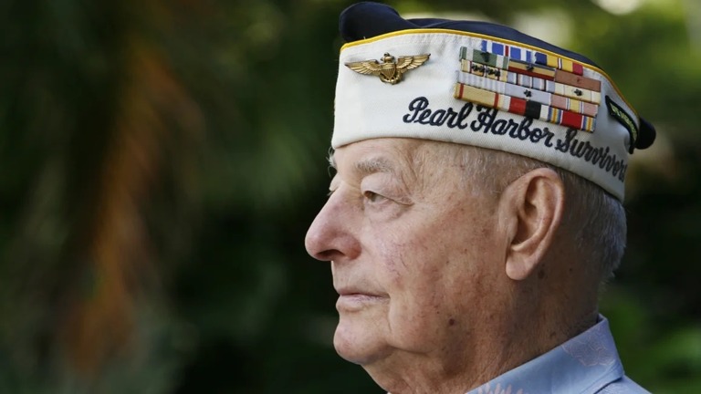 真珠湾攻撃で爆沈した米海軍艦アリゾナの乗員だったルー・コンターさんが死去した/Hugh Gentry/Reuters