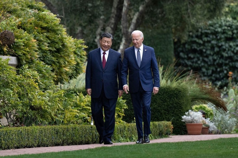 アジア太平洋経済協力会議（ＡＰＥＣ）首脳会議後にともに歩くバイデン米大統領（右）と中国の習近平国家主席（左）＝２０２３年１１月１５日、カリフォルニア州ウッドサイド/Brendan Smialowski/AFP/Getty Images