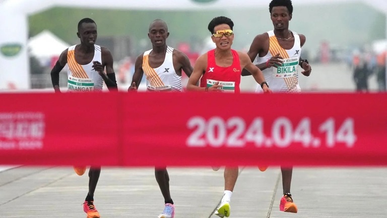 疑惑を生んだハーフマラソンの優勝者らの結果が組織委によって無効とされた/China Stringer Network/Reuters