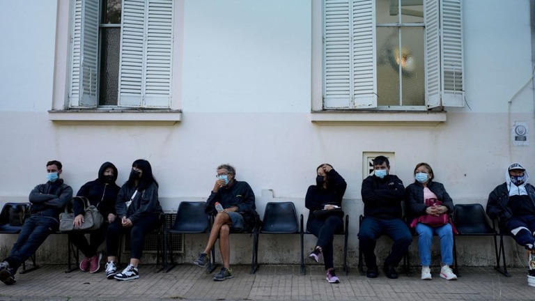 病院で診察を待つデング熱の患者＝５日、アルゼンチン首都ブエノスアイレス/Natacha Pisarenko/AP