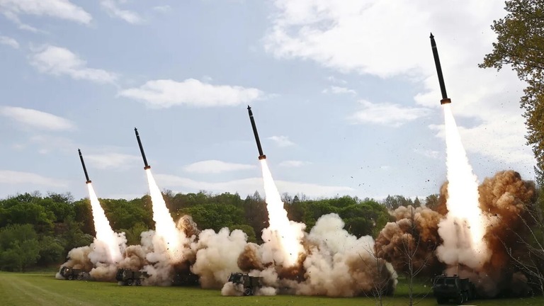 核反撃を模擬したロケット砲部隊の演習＝２２日/KCNA/AP