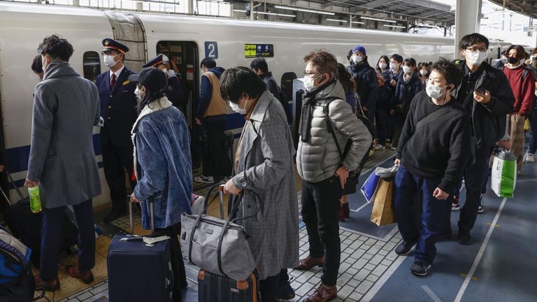 新幹線への乗車を待つ利用客ら＝２０２１年１２月/Kyodo News/Getty Images