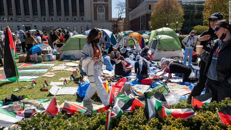 ニューヨーク市のコロンビア大学で抗議のキャンプを続けるパレスチナの支持者ら/Spencer Platt/Getty Images