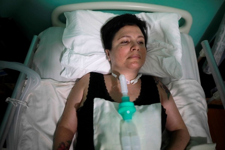 自宅でベッドに横たわるアナ・エストラーダさん＝２０２０年２月７日、ペルー・リマ/Sebastian Castaneda/Reuters/File