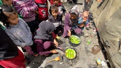 料理を作るパレスチナの避難民＝パレスチナ自治区ガザ地区中部デイルアルバラ