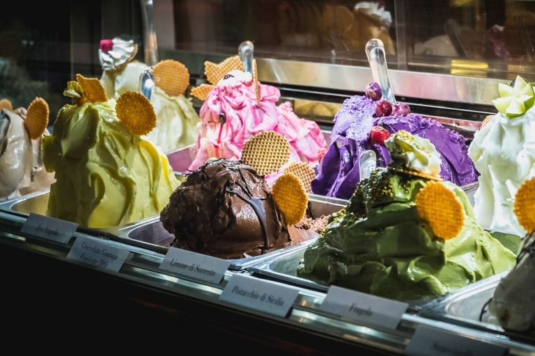 夜間に営業するイタリア・ミラノのアイスクリーム店/PierreOlivierClementMantion/iStock Editorial/Getty Images 