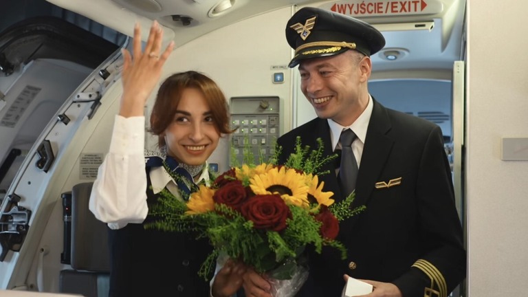 機内で機長が客室乗務員にプロポーズし乗客の祝福に包まれた