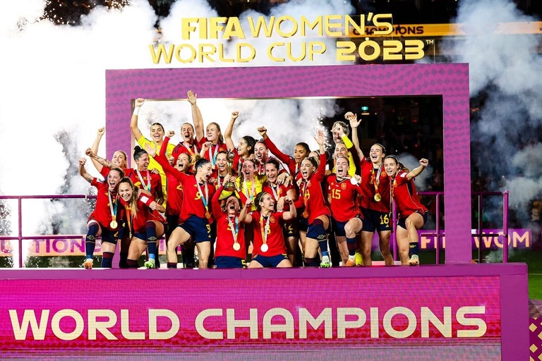 ２０２３年女子Ｗ杯を制したスペイン代表チームが栄冠を祝う様子/James Whitehead/Eurasia Sport Images/Getty Images