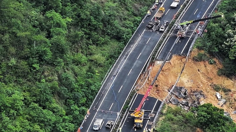 崩落した高速道路で作業に当たる救急隊員/Xinhua News Agency/AP