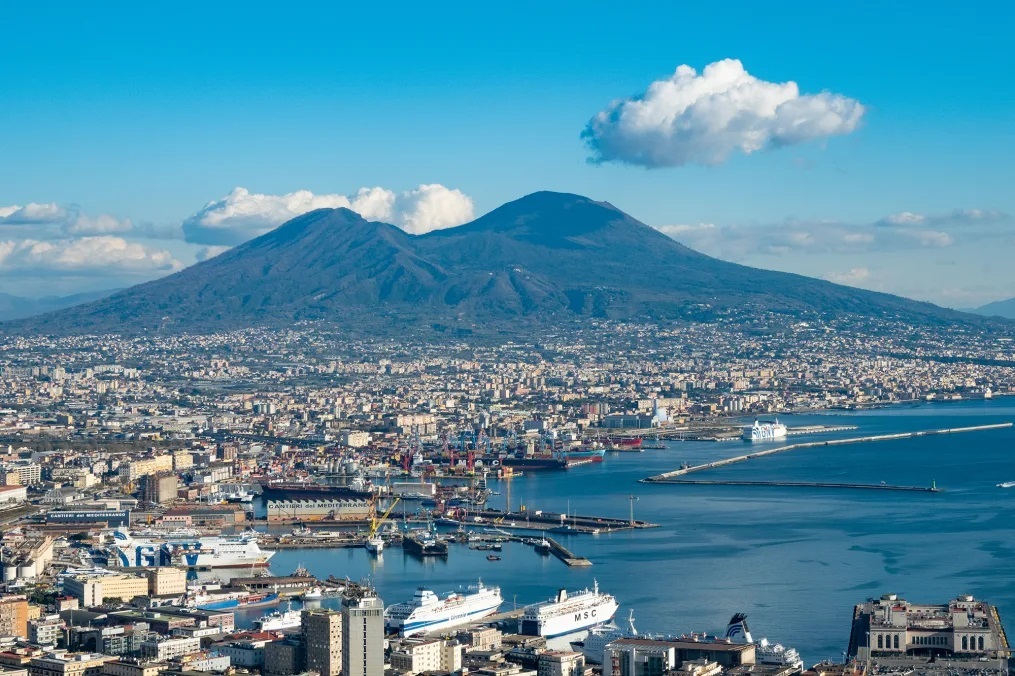 背景にベスビオ火山を臨むイタリア・ナポリの風景/Lorenzo Di Cola/NurPhoto/Getty Images