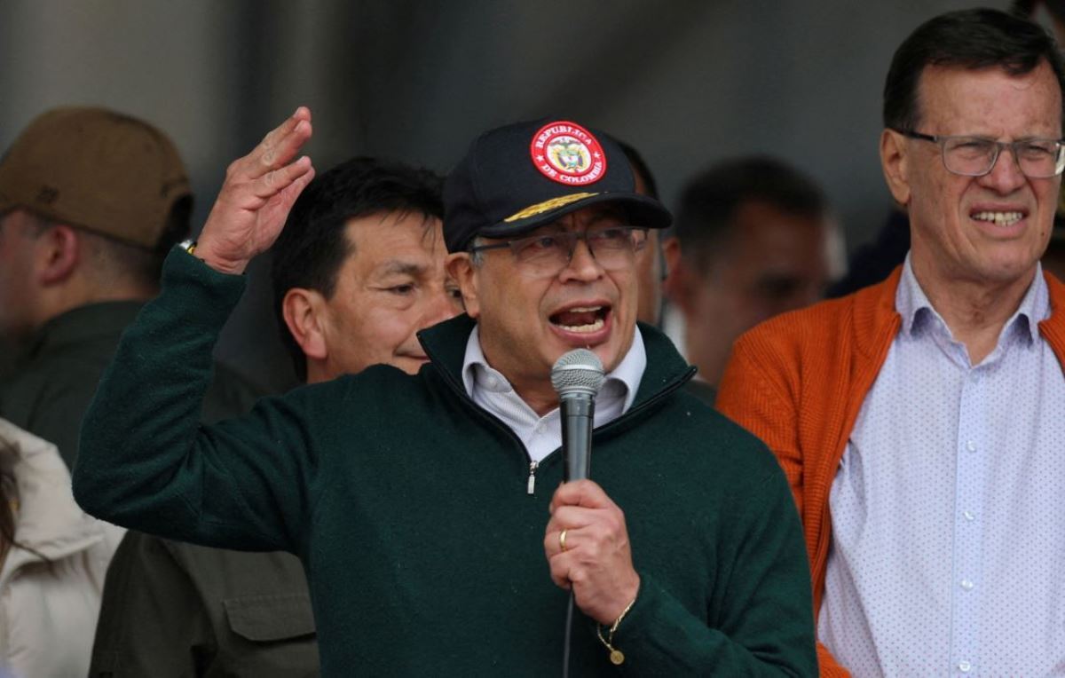 集会に参加したコロンビアのペトロ大統領＝１日、コロンビア首都ボゴタ/Luisa Gonzalez/Reuters
