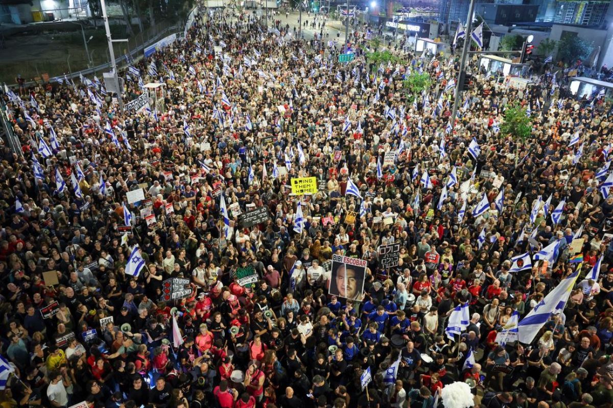 人質の解放を求めて集まった家族や支援者＝４月２７日、イスラエル・テルアビブ/Jack Guez/AFP/Getty Images