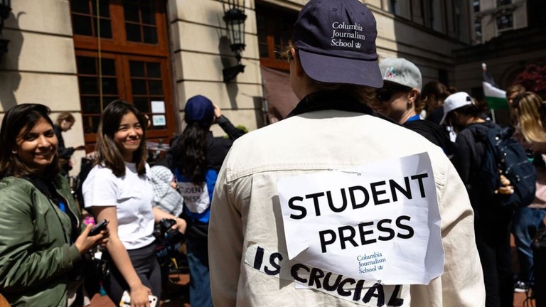コロンビア大学の学生記者＝４月３０日、米ニューヨーク市/Michael M. Santiago/Getty Images