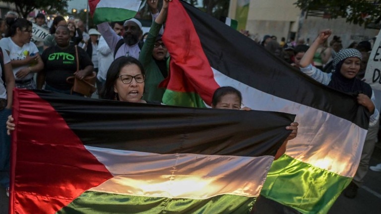 パレスチナへの支持を表明するデモ参加者＝２０２３年１０月、コロンビア・カリ/Joaquin Sarmiento/AFP/Getty Images