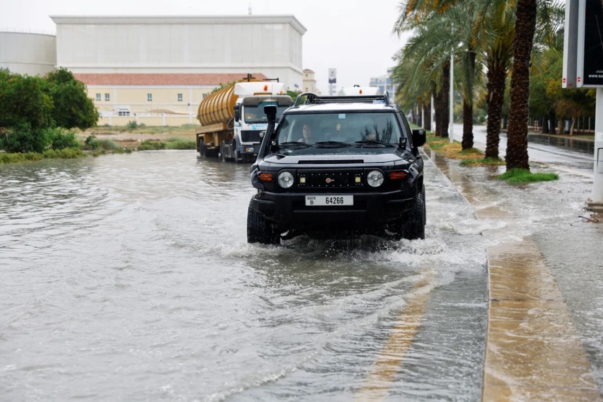冠水した通りを走行する車＝２日/Rula Rouhana/Reuters