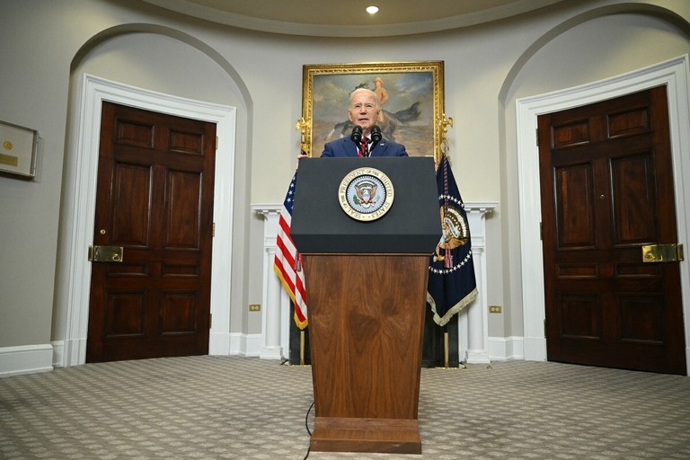 演説するバイデン米大統領＝２日、米首都ワシントン/Drew Angerer/AFP/Getty Images