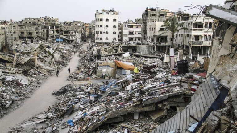 イスラエル軍の空爆によって破壊された難民キャンプ＝４月２６日、パレスチナ自治区ガザ地区北部/Mahmoud Issa/Anadolu/Getty Images