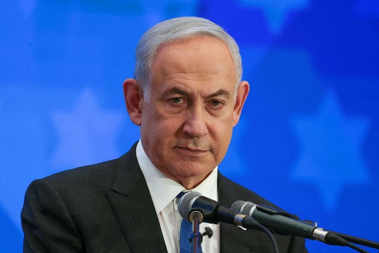 ネタニヤフ首相は、衛星放送局アルジャジーラがイスラエル国内に置く事業所の閉鎖を発表した/Ronen Zvulun/Reuters via CNN Newsource