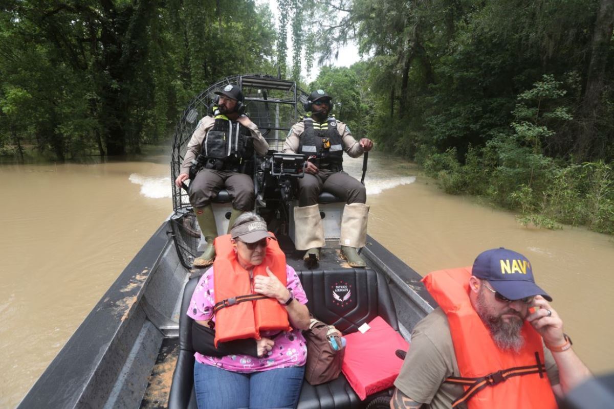 住民をボートで救出するテキサス州当局者/Lekan Oyekanmi/AP